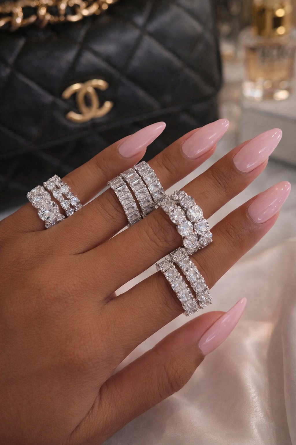 𝐸𝑡𝑒𝑟𝑛𝑖𝑡𝑦 𝑅𝑖𝑛𝑔 – 𝑅𝑎𝑑𝑖𝑎𝑛𝑡 𝑐𝑢𝑡 𝐷𝑖𝑎𝑚𝑜𝑛𝑑𝑠, 𝑆𝑡𝑟𝑎𝑖𝑔ℎ𝑡 𝐸𝑑𝑔𝑒