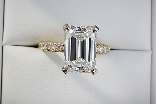 𝐻𝑒𝑙𝑒𝑛𝑎 - 𝑇ℎ𝑒 𝐵𝑟𝑖𝑔ℎ𝑡 𝑆ℎ𝑖𝑛𝑖𝑛𝑔 𝐿𝑖𝑔ℎ𝑡