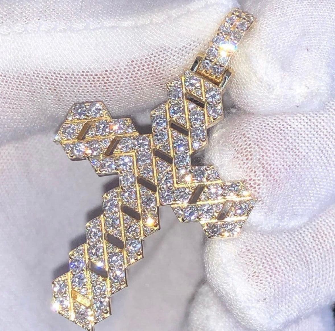 𝐷𝑖𝑎𝑚𝑜𝑛𝑑 𝐶𝑟𝑜𝑠𝑠 𝑃𝑒𝑛𝑑𝑎𝑛𝑡𝑠