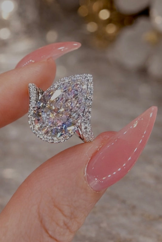 𝐶𝑙𝑎𝑖𝑟𝑒 - 𝑇ℎ𝑒 𝐿𝑢𝑚𝑖𝑛𝑜𝑢𝑠 𝑂𝑛𝑒