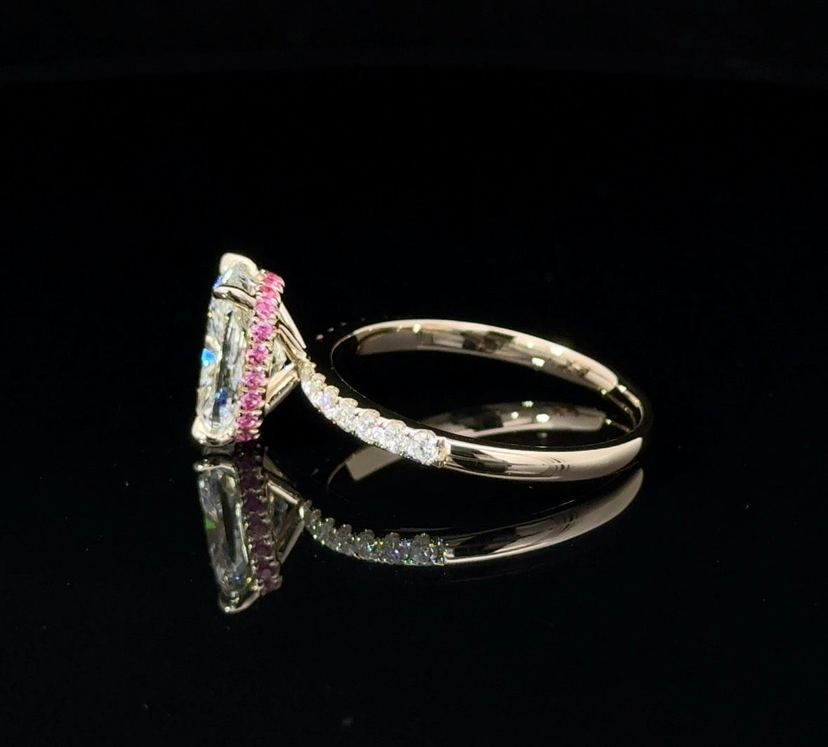 𝐴𝑙𝑒𝑛𝑎 - 𝑆ℎ𝑖𝑛𝑖𝑛𝑔 𝐿𝑖𝑔ℎ𝑡