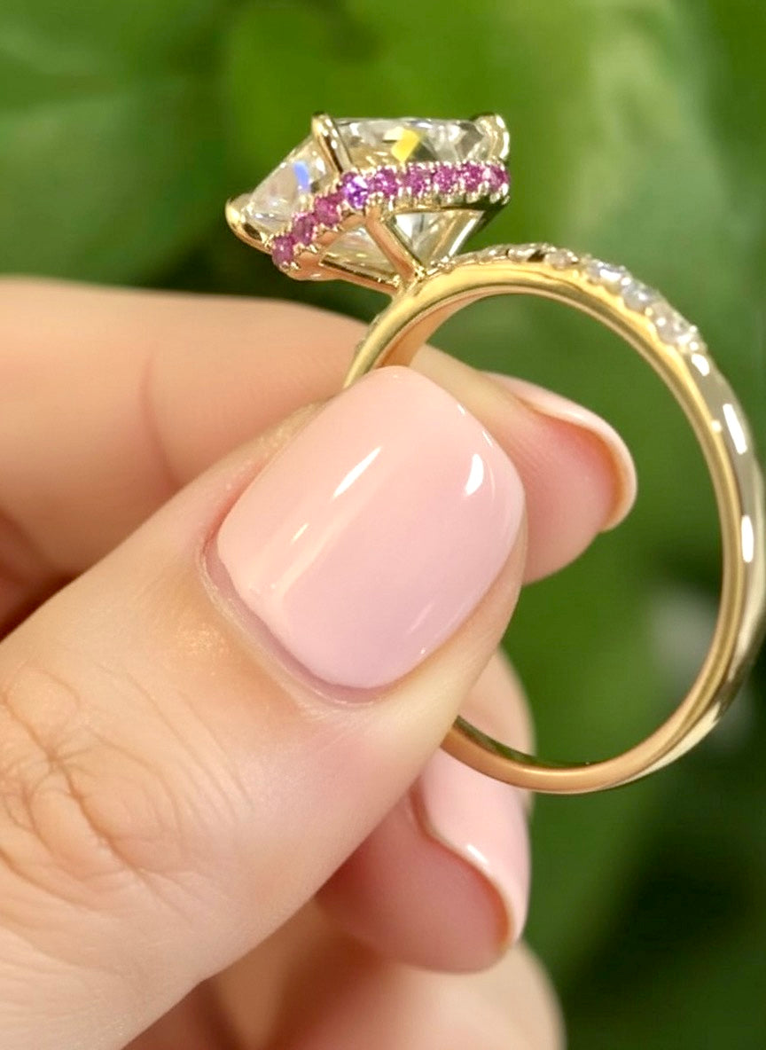 𝐴𝑙𝑒𝑛𝑎 - 𝑆ℎ𝑖𝑛𝑖𝑛𝑔 𝐿𝑖𝑔ℎ𝑡