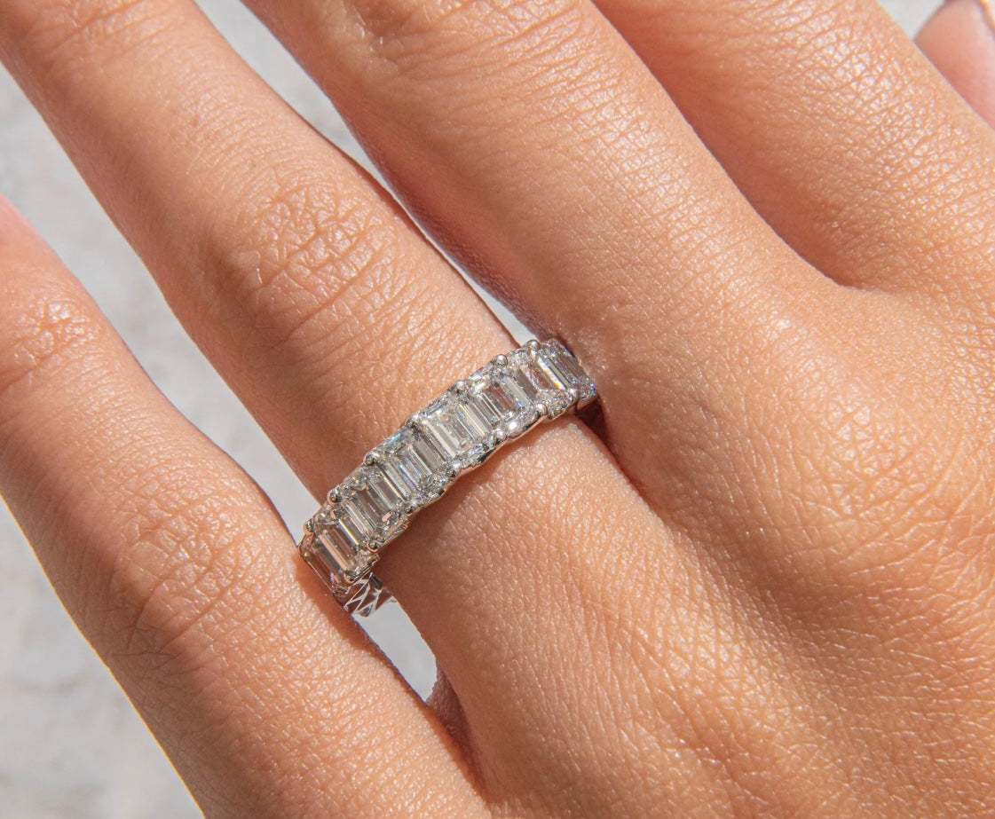 𝐸𝑡𝑒𝑟𝑛𝑖𝑡𝑦 𝑅𝑖𝑛𝑔 – 𝐸𝑚𝑒𝑟𝑎𝑙𝑑 𝑐𝑢𝑡 𝐷𝑖𝑎𝑚𝑜𝑛𝑑𝑠