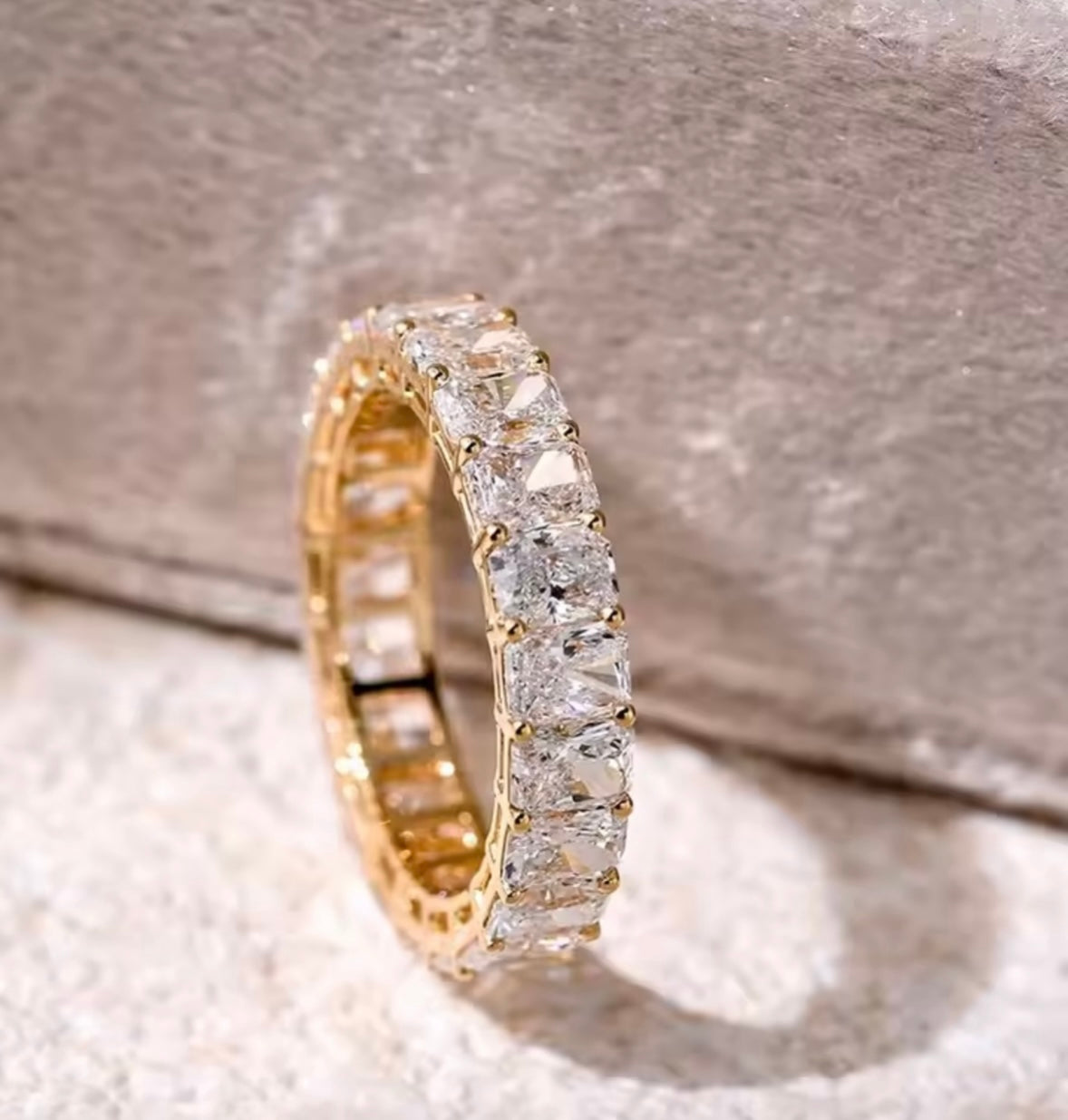 𝐸𝑡𝑒𝑟𝑛𝑖𝑡𝑦 𝑅𝑖𝑛𝑔 – 𝑅𝑎𝑑𝑖𝑎𝑛𝑡 𝑐𝑢𝑡 𝐷𝑖𝑎𝑚𝑜𝑛𝑑𝑠, 𝑆𝑡𝑟𝑎𝑖𝑔ℎ𝑡 𝐸𝑑𝑔𝑒