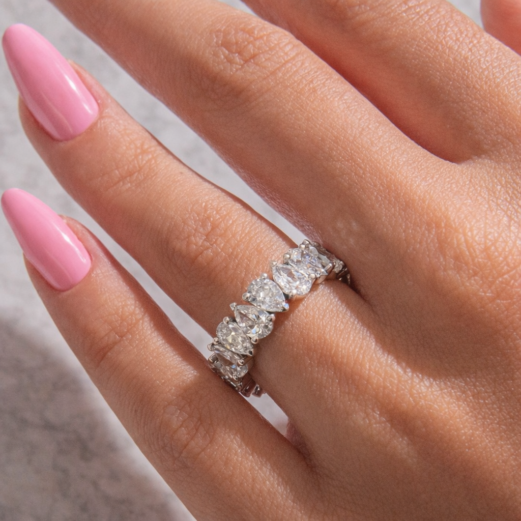 𝐸𝑡𝑒𝑟𝑛𝑖𝑡𝑦 𝑅𝑖𝑛𝑔 – 𝑃𝑒𝑎𝑟 𝑠ℎ𝑎𝑝𝑒 𝐷𝑖𝑎𝑚𝑜𝑛𝑑𝑠